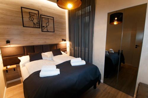 - une chambre avec un lit et 2 serviettes dans l'établissement King Street Apartments Budapest Center, à Budapest