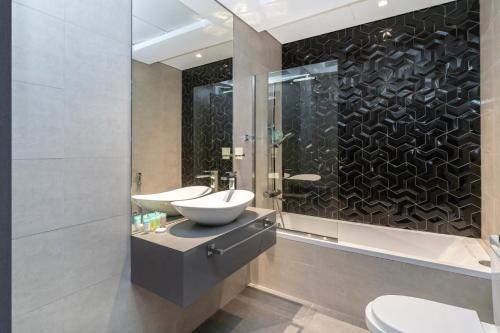 Koupelna v ubytování Elegant Studio in City Center with Balcony