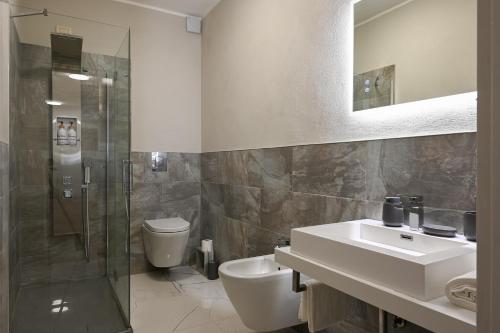 a bathroom with a sink and a shower and a toilet at Free parking 7 minutes from the Euganean Hills in Battaglia Terme