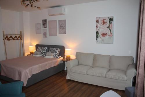 salon z łóżkiem i kanapą w obiekcie Kikelet Udvarház w mieście Zánka