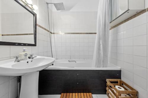 Ένα μπάνιο στο Quiet 2x bedroom Victorian Terrace flat + Garden