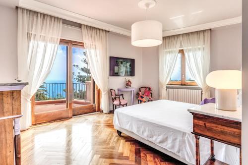 sypialnia z łóżkiem i widokiem na ocean w obiekcie Villa Solatia w mieście Massa Lubrense