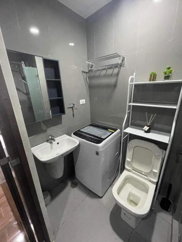 Bagno di Destina Stays, Cozy & Netflix @Air Residences, Makati, Metro Manila