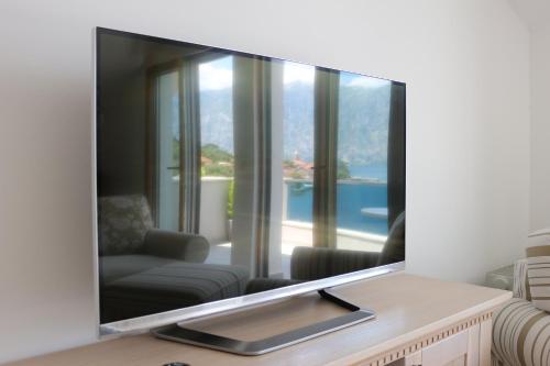 Μια τηλεόραση ή/και κέντρο ψυχαγωγίας στο Apartment MiraMare