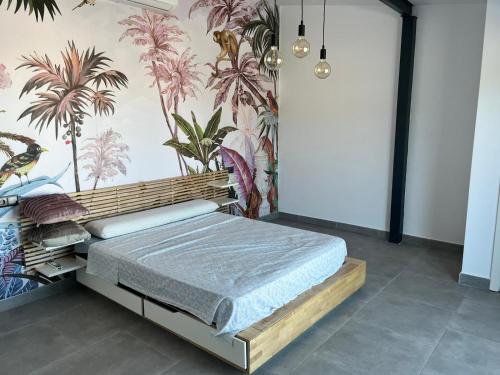 Un dormitorio con una cama con papel pintado tropical. en Chalet en Montellano (Sevilla), en Montellano