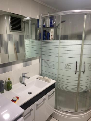 a bathroom with a sink and a shower at Mudanya Falez Evleri. in Mudanya