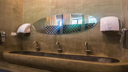 bagno con lavandino e specchio di Happiness Hostel El Nido a El Nido