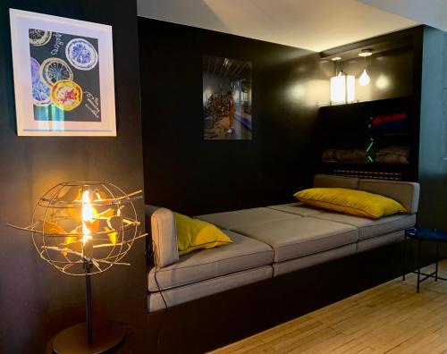 een slaapkamer met een bed en een lamp in een kamer bij Grand Appartement - Tour Eiffel in Parijs