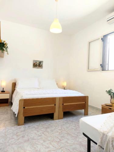 a white bedroom with a large bed in it at Villa Luigi in Torre Pali