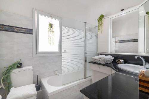 a bathroom with a tub and a sink and a toilet at Luxury Villa 6BR with Swimming Pool by Beach - Villa Costa in Rishon LeẔiyyon
