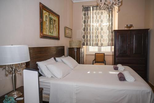 um quarto com uma grande cama branca e uma janela em Large Three Bedroom, Center of Old Town em Dubrovnik