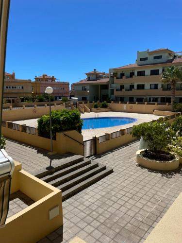 un patio con piscina y algunos edificios en Apartamento La Marquesa Beach, en Puertito de Güímar