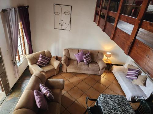 ein Wohnzimmer mit 2 Sofas und einem Gesicht an der Wand in der Unterkunft Six Valk Avenue Guest House in Johannesburg