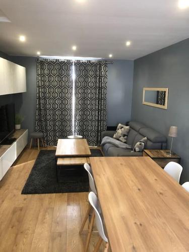 un salon avec une table et un canapé dans l'établissement Cosy 3 Pièces en face de la gare, à Rambouillet