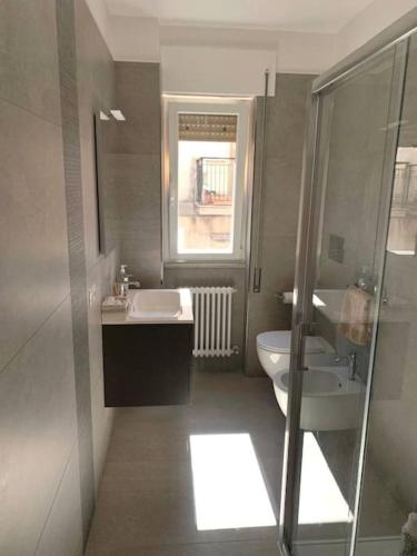 uma casa de banho com um lavatório, um WC e um espelho. em La Ritorna em Ortona