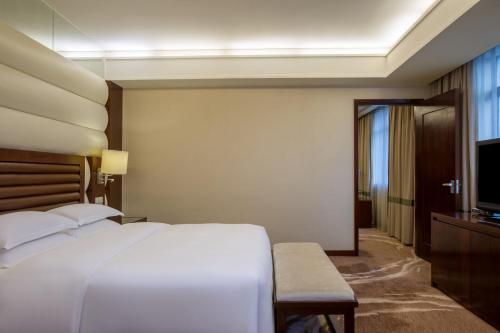 Postel nebo postele na pokoji v ubytování Crowne Plaza Foshan by IHG - Canton Fair free shuttle bus