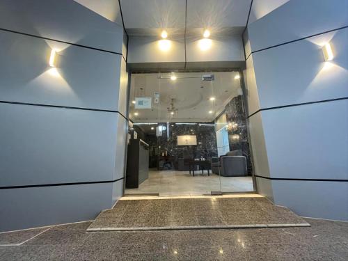 Un pasillo de un edificio con luces azules. en White Beach Hotel Suites, en Rabigh