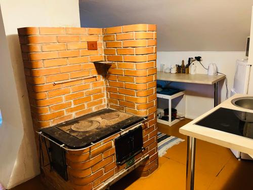 un horno de ladrillo en la esquina de una cocina en Stuudiokorter, en Tapa