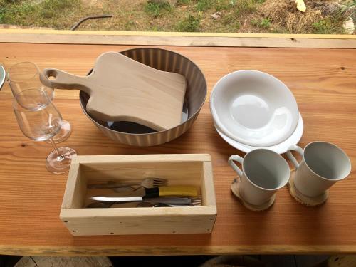 U pěti veverek في هومبوليك: طاولة خشبية مع صندوق واكواب وجيتار