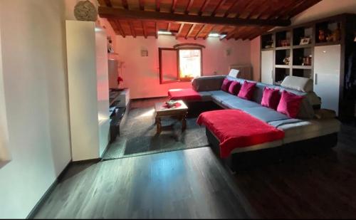 - un salon avec un canapé et une table dans l'établissement Karivi - Poma, à Florence