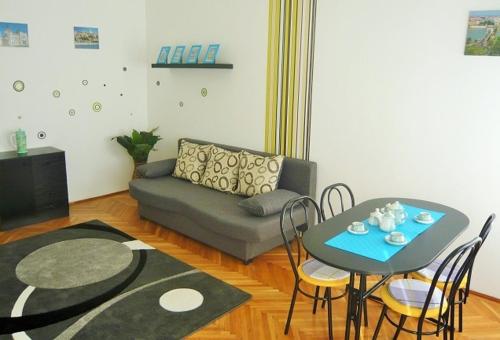 ブダペストにあるBudapest Center Apartmentのリビングルーム(ソファ、テーブル、椅子付)