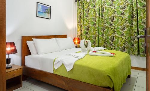 Säng eller sängar i ett rum på Creole Breeze Self Catering Apartments