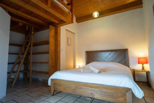 Tempat tidur dalam kamar di Lou Rey Éco Hameau - Gîte, Chambre d'Hôtes & Table d'Hôtes