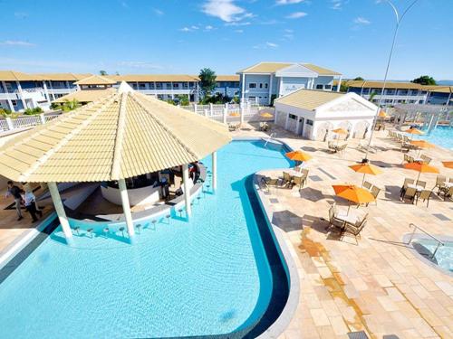 an overhead view of a large swimming pool with umbrellas at Lacqua diRoma com Parque Aquático e Cozinha in Caldas Novas