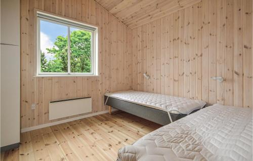 GlesborgにあるGorgeous Home In Glesborg With Wifiのベッドルーム(ベッド1台、窓付)