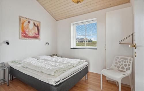 - une chambre avec un lit et une chaise dans l'établissement Stunning Home In Vinderup With Kitchen, à Vinderup