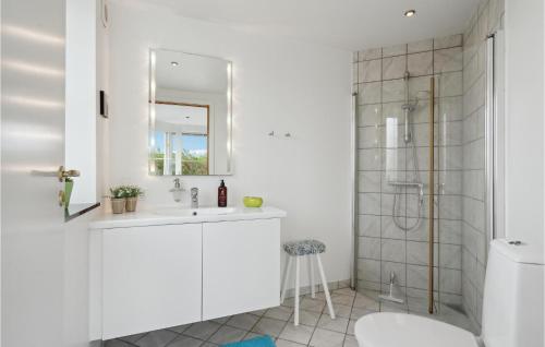 La salle de bains blanche est pourvue d'un lavabo et d'une douche. dans l'établissement Stunning Home In Vinderup With Kitchen, à Vinderup