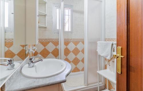ein weißes Bad mit einem Waschbecken und einer Dusche in der Unterkunft Cozy Home In Ronda With Wifi in Ronda