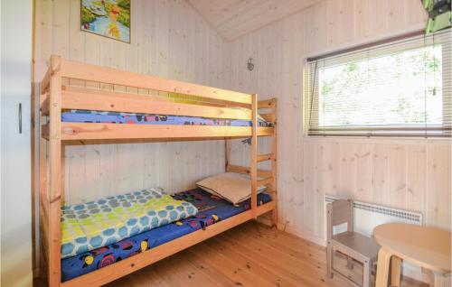 Fjellerup StrandにあるNice Home In Glesborg With 3 Bedrooms, Sauna And Wifiのベッドルーム1室(二段ベッド2組付)