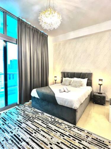 Postel nebo postele na pokoji v ubytování Studio in DEC Tower Dubai Marina