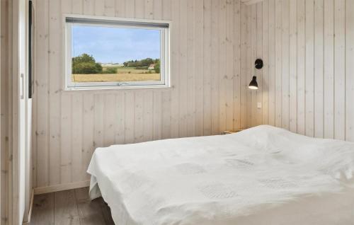 スタイにあるBeautiful Home In Stege With 5 Bedrooms, Wifi And Indoor Swimming Poolのベッドルーム(白いベッド1台、窓付)