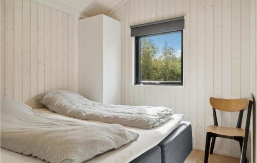 1 dormitorio con 2 camas y ventana en 3 Bedroom Stunning Home In Grenaa, en Brøndstrup