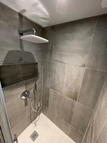 a bathroom with a shower with a shower head at Spacieux Studio pour toute la famille in Palavas-les-Flots