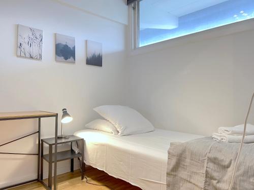 een witte slaapkamer met een bed en een raam bij One Bedroom Apartment In Rdovre, Trnvej 41b, in Rødovre
