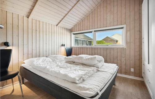 SkovbyにあるAwesome Home In Sydals With 3 Bedrooms, Sauna And Wifiの窓付きの部屋のベッド1台