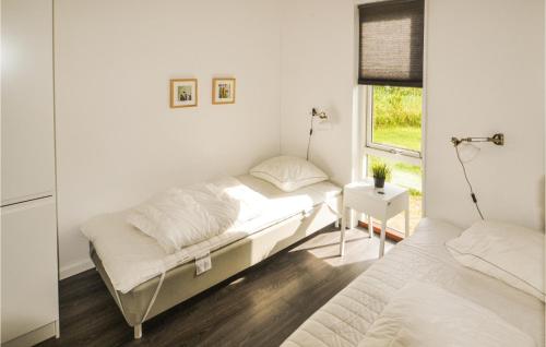 Glesborgにある5 Bedroom Pet Friendly Home In Glesborgの白い部屋 ベッド2台 窓付