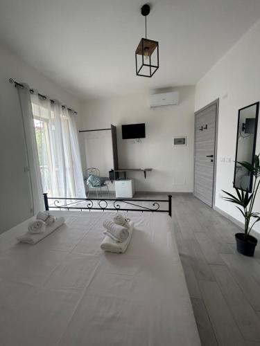 Dimora Dante في أمانتيا: غرفة بيضاء مع زوجين من الأحذية على الأرض