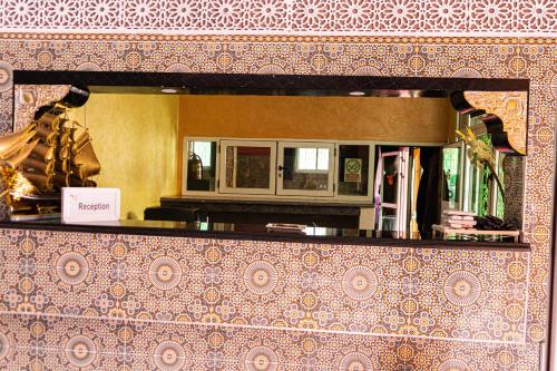 a mirror on the wall of a store at HOTEL LA VALLEE DES KASBAHS CHEZ ILYAS in Tinerhir