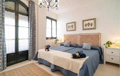 een slaapkamer met een bed met twee knuffels erop bij Awesome Apartment In Carmona With Wifi And 2 Bedrooms in Carmona