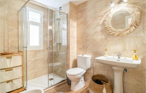 een badkamer met een toilet, een douche en een wastafel bij Awesome Apartment In Carmona With Wifi And 2 Bedrooms in Carmona