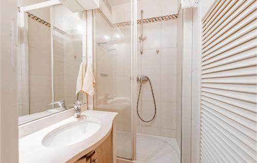 y baño con lavabo y ducha. en 2 Bedroom Nice Apartment In Chaville, en Chaville