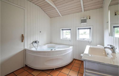 ヒュールスミンネにある4 Bedroom Beach Front Home In Juelsmindeの白いバスルーム(バスタブ、シンク付)