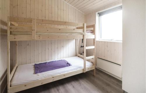 GlesborgにあるBeautiful Home In Glesborg With Wifiの二段ベッド2組、窓が備わる客室です。