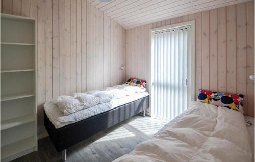 Glesborgにある3 Bedroom Amazing Home In Glesborgのベッドルーム1室(ベッド1台、大きな窓付)
