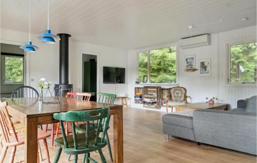 Un comedor y una sala de estar con mesa y sillas. en Awesome Home In Glesborg With Wifi, en Glesborg