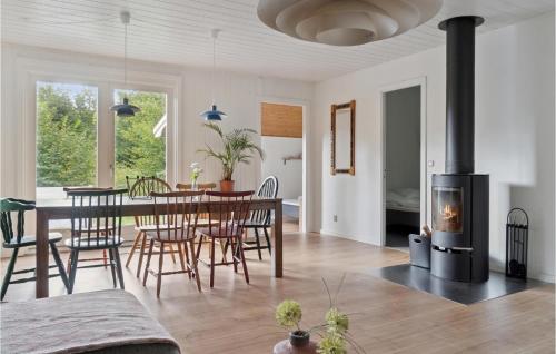 Una sala de estar con una mesa y una chimenea. en Awesome Home In Glesborg With Wifi, en Glesborg